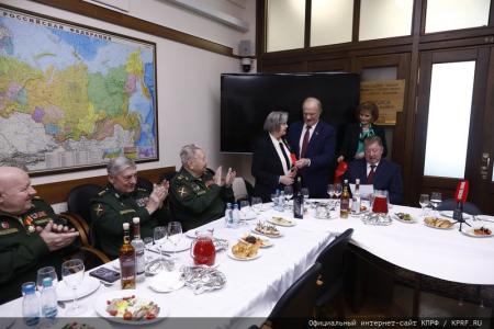 Г.А. Зюганов наградил группу ветеранов (командный состав Советской и Российской армии) памятной медалью КПРФ "Восемьдесят лет Победы"