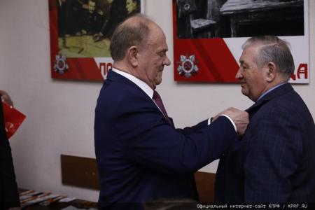 Г.А. Зюганов наградил группу ветеранов (командный состав Советской и Российской армии) памятной медалью КПРФ "Восемьдесят лет Победы"
