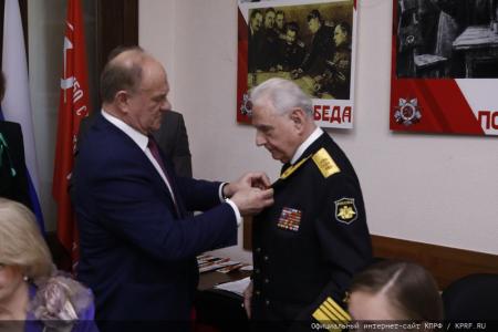 Г.А. Зюганов наградил группу ветеранов (командный состав Советской и Российской армии) памятной медалью КПРФ "Восемьдесят лет Победы"