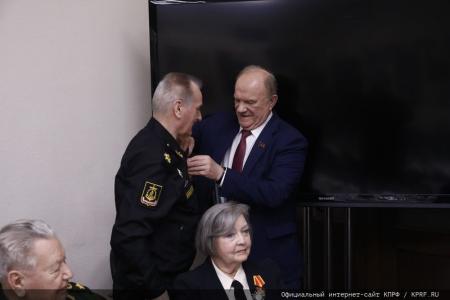 Г.А. Зюганов наградил группу ветеранов (командный состав Советской и Российской армии) памятной медалью КПРФ "Восемьдесят лет Победы"
