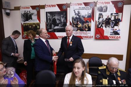 Г.А. Зюганов наградил группу ветеранов (командный состав Советской и Российской армии) памятной медалью КПРФ "Восемьдесят лет Победы"