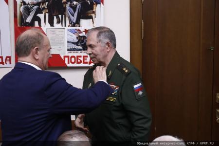 Г.А. Зюганов наградил группу ветеранов (командный состав Советской и Российской армии) памятной медалью КПРФ "Восемьдесят лет Победы"