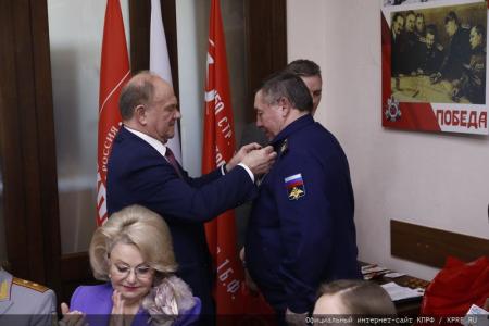Г.А. Зюганов наградил группу ветеранов (командный состав Советской и Российской армии) памятной медалью КПРФ "Восемьдесят лет Победы"