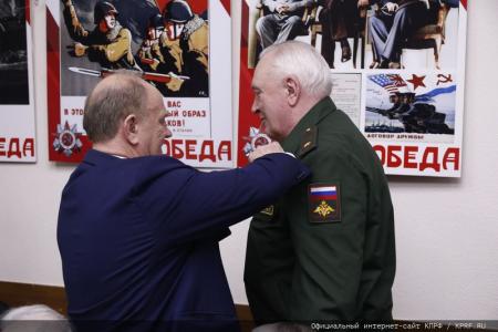Г.А. Зюганов наградил группу ветеранов (командный состав Советской и Российской армии) памятной медалью КПРФ "Восемьдесят лет Победы"