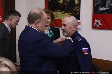 Г.А. Зюганов наградил группу ветеранов (командный состав Советской и Российской армии) памятной медалью КПРФ "Восемьдесят лет Победы"