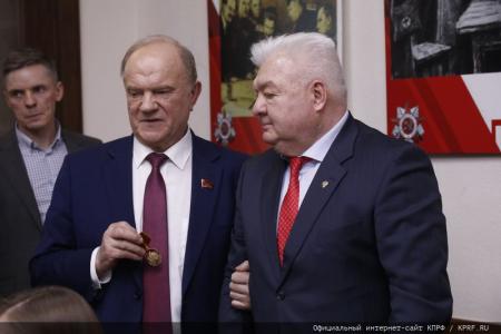 Г.А. Зюганов наградил группу ветеранов (командный состав Советской и Российской армии) памятной медалью КПРФ "Восемьдесят лет Победы"