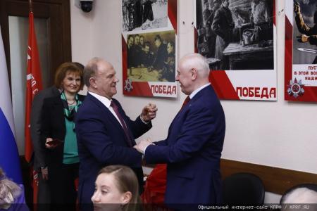 Г.А. Зюганов наградил группу ветеранов (командный состав Советской и Российской армии) памятной медалью КПРФ "Восемьдесят лет Победы"
