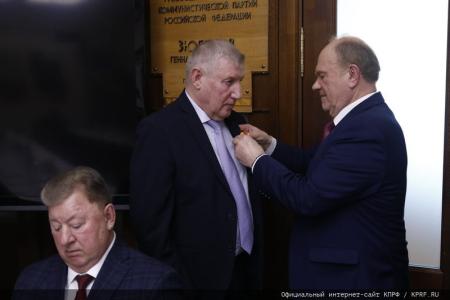 Г.А. Зюганов наградил группу ветеранов (командный состав Советской и Российской армии) памятной медалью КПРФ "Восемьдесят лет Победы"