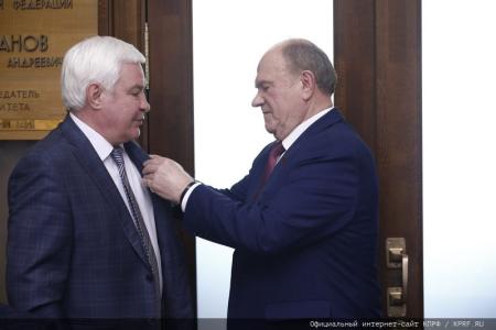 Г.А. Зюганов наградил группу ветеранов (командный состав Советской и Российской армии) памятной медалью КПРФ "Восемьдесят лет Победы"