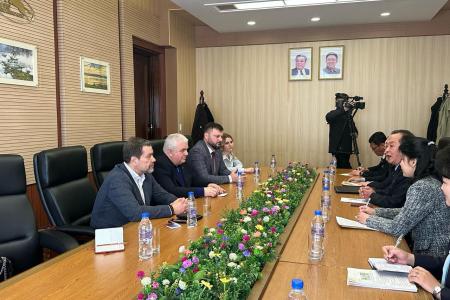 Делегация КПРФ во главе с Казбеком Тайсаевым и Александром Ющенко ведет работу в КНДР