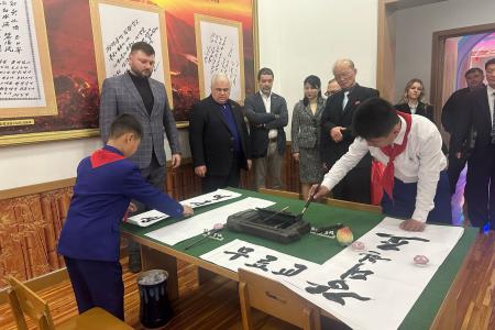 Делегация КПРФ во главе с Казбеком Тайсаевым и Александром Ющенко ведет работу в КНДР