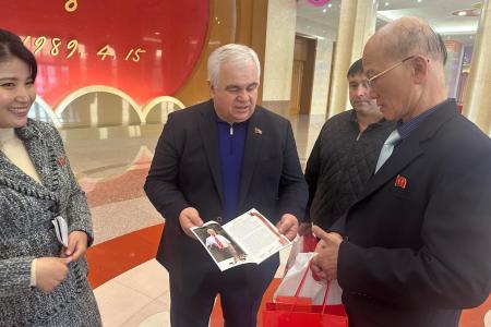 Делегация КПРФ во главе с Казбеком Тайсаевым и Александром Ющенко ведет работу в КНДР