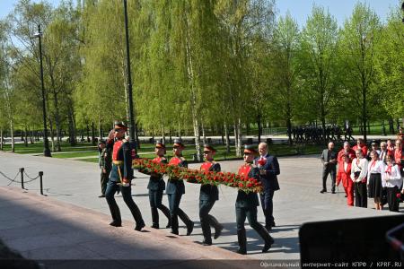 «Ленин впервые заставил капитал потесниться и создал государство рабочих и крестьян»