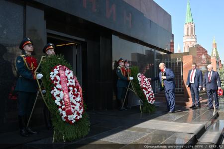 «Ленин впервые заставил капитал потесниться и создал государство рабочих и крестьян»