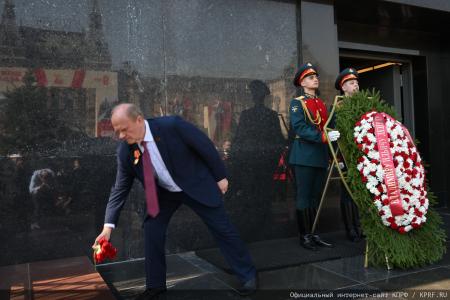 «Ленин впервые заставил капитал потесниться и создал государство рабочих и крестьян»