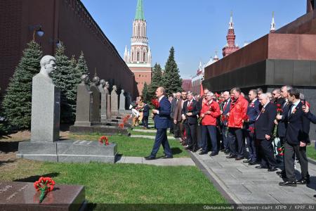 «Ленин впервые заставил капитал потесниться и создал государство рабочих и крестьян»