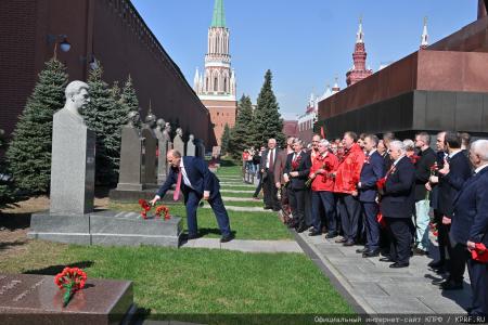 «Ленин впервые заставил капитал потесниться и создал государство рабочих и крестьян»