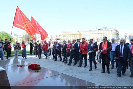«Ленин впервые заставил капитал потесниться и создал государство рабочих и крестьян»