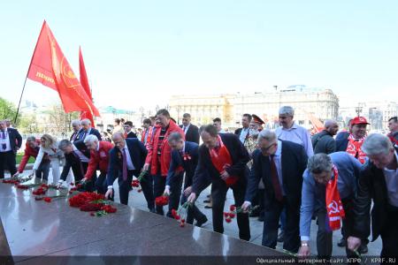 «Ленин впервые заставил капитал потесниться и создал государство рабочих и крестьян»