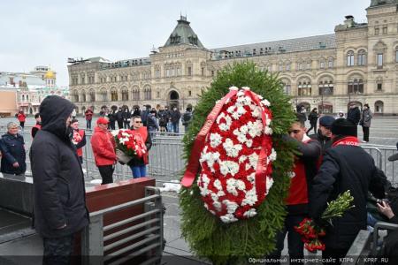 Коммунисты возложили венки и цветы к Мавзолею В.И. Ленина и мемориалам покорителям космоса у Кремлевской стены
