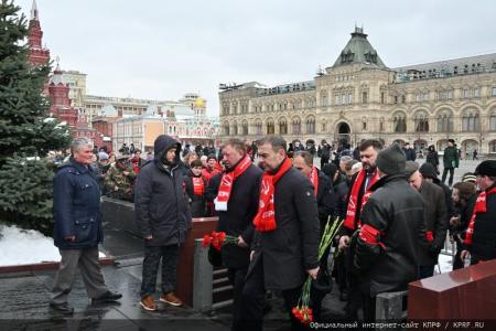 Коммунисты возложили венки и цветы к Мавзолею В.И. Ленина и мемориалам покорителям космоса у Кремлевской стены