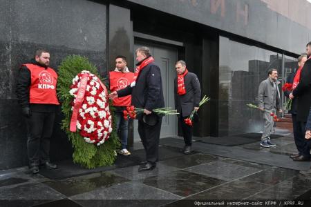 Коммунисты возложили венки и цветы к Мавзолею В.И. Ленина и мемориалам покорителям космоса у Кремлевской стены
