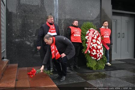 Коммунисты возложили венки и цветы к Мавзолею В.И. Ленина и мемориалам покорителям космоса у Кремлевской стены
