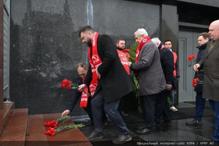 Коммунисты возложили венки и цветы к Мавзолею В.И. Ленина и мемориалам покорителям космоса у Кремлевской стены