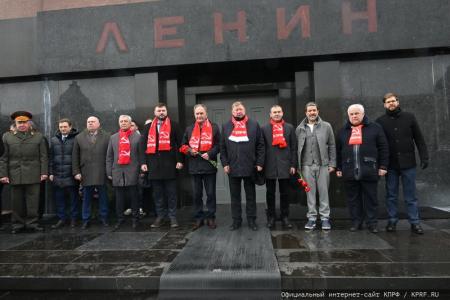 Коммунисты возложили венки и цветы к Мавзолею В.И. Ленина и мемориалам покорителям космоса у Кремлевской стены