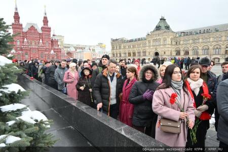 Коммунисты возложили венки и цветы к Мавзолею В.И. Ленина и мемориалам покорителям космоса у Кремлевской стены