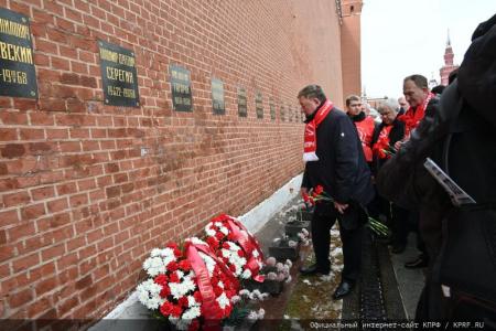 Коммунисты возложили венки и цветы к Мавзолею В.И. Ленина и мемориалам покорителям космоса у Кремлевской стены