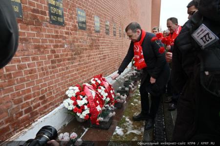 Коммунисты возложили венки и цветы к Мавзолею В.И. Ленина и мемориалам покорителям космоса у Кремлевской стены