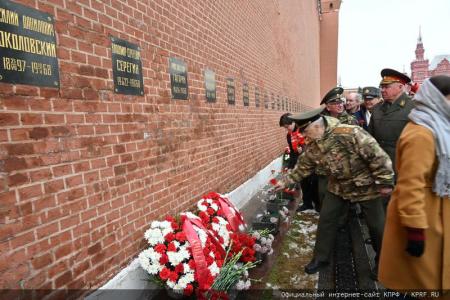 Коммунисты возложили венки и цветы к Мавзолею В.И. Ленина и мемориалам покорителям космоса у Кремлевской стены