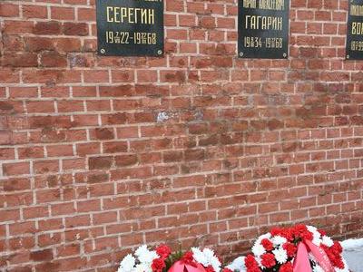 Коммунисты возложили венки и цветы к Мавзолею В.И. Ленина и мемориалам покорителям космоса у Кремлевской стены