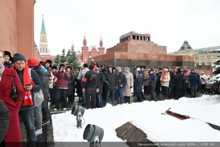 Коммунисты возложили венки и цветы к Мавзолею В.И. Ленина и мемориалам покорителям космоса у Кремлевской стены