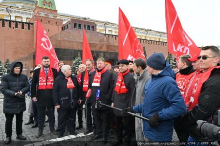 Коммунисты возложили венки и цветы к Мавзолею В.И. Ленина и мемориалам покорителям космоса у Кремлевской стены