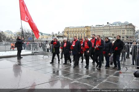 Коммунисты возложили венки и цветы к Мавзолею В.И. Ленина и мемориалам покорителям космоса у Кремлевской стены