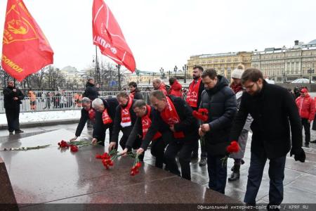 Коммунисты возложили венки и цветы к Мавзолею В.И. Ленина и мемориалам покорителям космоса у Кремлевской стены