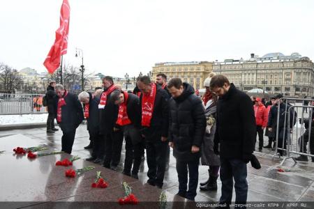 Коммунисты возложили венки и цветы к Мавзолею В.И. Ленина и мемориалам покорителям космоса у Кремлевской стены