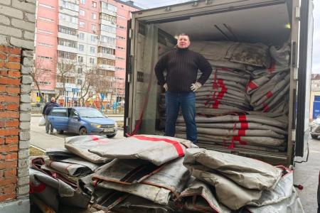 Тюменские коммунисты собрали и передали теплоизоляционные материалы для бойцов СВО