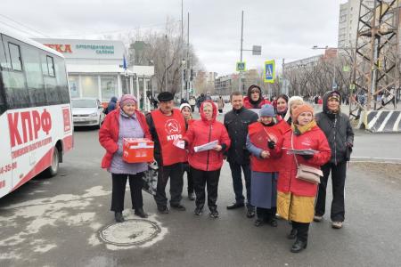 Тюменская область. Активисты КПРФ провели в Тюмени акцию в рамках Народного Референдума, в ходе которой собрали свыше 100 подписей