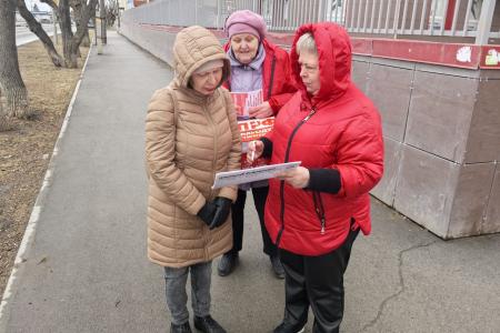 Тюменская область. Активисты КПРФ провели в Тюмени акцию в рамках Народного Референдума, в ходе которой собрали свыше 100 подписей