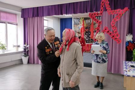 Медали, книги и алые знамёна вручили коммунисты столицы Забайкалья коллективу Центра помощи детям