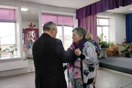 Медали, книги и алые знамёна вручили коммунисты столицы Забайкалья коллективу Центра помощи детям