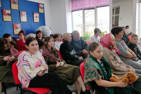 Медали, книги и алые знамёна вручили коммунисты столицы Забайкалья коллективу Центра помощи детям