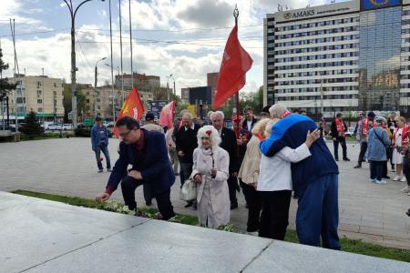 «Ленин - наша сила и гордость!»: в Ростове возложили цветы в честь 155-летия вождя мирового пролетариата