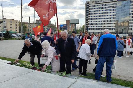 «Ленин - наша сила и гордость!»: в Ростове возложили цветы в честь 155-летия вождя мирового пролетариата