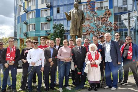«Ленин - наша сила и гордость!»: в Ростове возложили цветы в честь 155-летия вождя мирового пролетариата