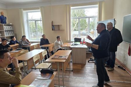 В рамках подготовки к 80-летию Великой Победы коммунисты Херсонщины дали старт патриотическим урокам «Копия Знамени Победы»