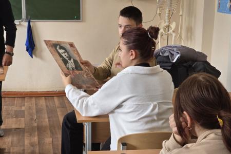 В рамках подготовки к 80-летию Великой Победы коммунисты Херсонщины дали старт патриотическим урокам «Копия Знамени Победы»